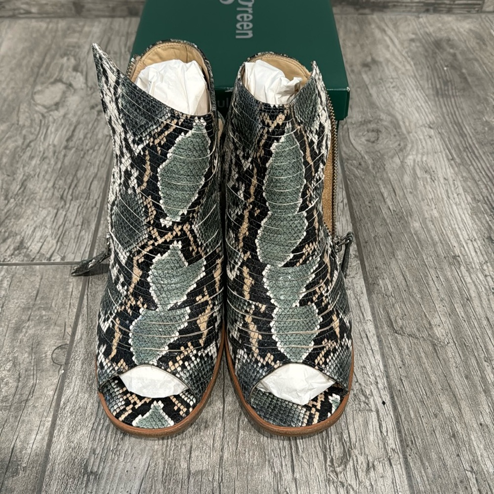 Fun Snakeskin Print Shooties